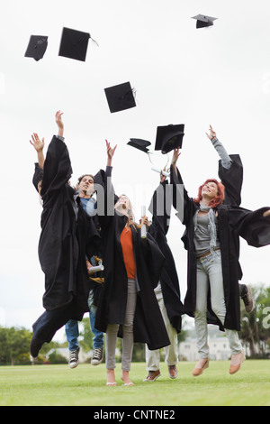 I laureati di gettare i tappi in aria Foto Stock