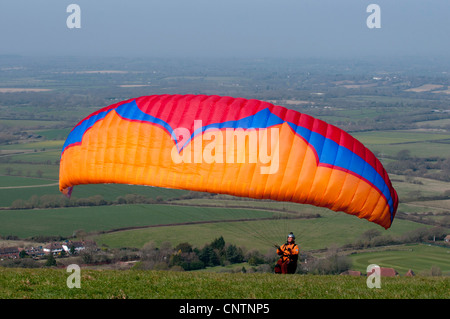 Parascender sorvolano il South Downs a Devil's Dyke Foto Stock