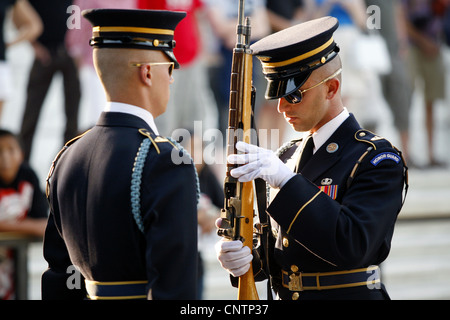 Cambio della guardia, la Tomba degli Ignoti, il Cimitero Nazionale di Arlington, Arlington, Virginia, Stati Uniti d'America Foto Stock