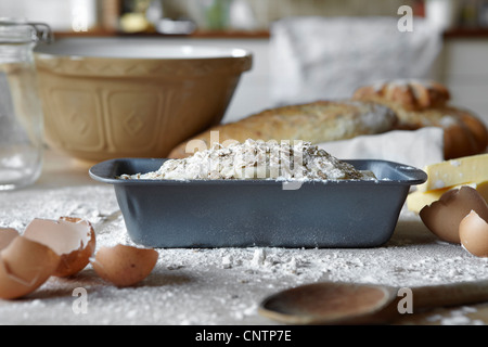 Forme di pane e pasta nella cucina disordinati Foto Stock