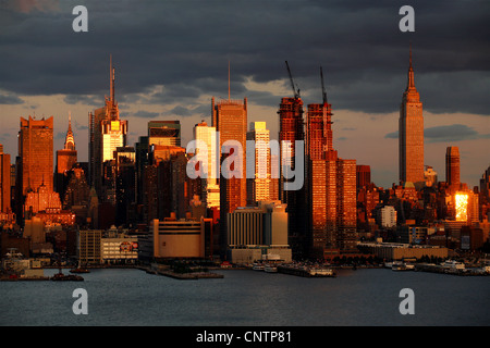 Midtown Manhattan e costruzione delle torri di argento, New York City, Stati Uniti d'America Foto Stock