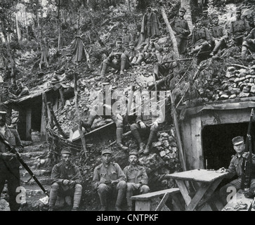 Battaglia di Caporetto soldati austriaci nelle loro posizioni fortificate nei pressi di Tolmino, nord Italia, in 1917 Foto Stock