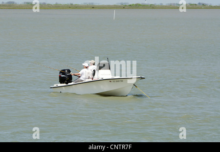 Un uomo e una donna pesce da una barca nel Golfo del Messico, isole di barriera vicino a Rockport, Texas, Stati Uniti d'America. Foto Stock