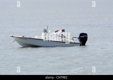 Un uomo caucasico e la donna pesce da una barca nel Golfo del Messico, isole di barriera vicino a Rockport, Texas, Stati Uniti d'America. Foto Stock