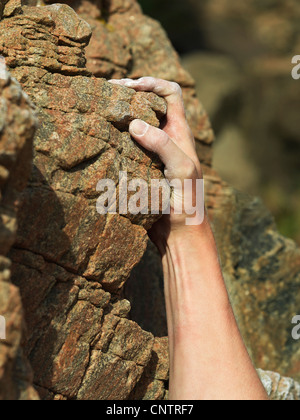 Arrampicatori mano sulla ripida parete di roccia Foto Stock