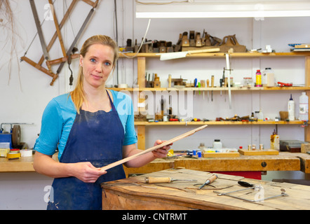 Carpenter lavorando in negozio Foto Stock