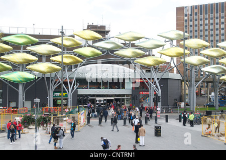 La Secca Artwork e Stratford Shopping Centre, Stratford Town Centre di Londra, Inghilterra, Regno Unito Foto Stock