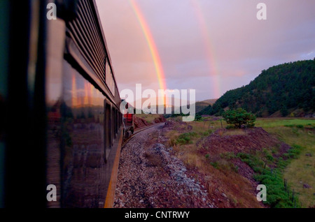 Un arcobaleno doppio visto dal Chihuahua al Pacifico treno vicino cantra. Foto Stock