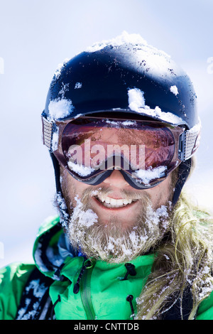 Close up di sciatori coperta di neve faccia Foto Stock
