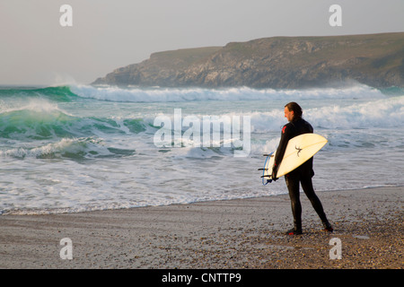 Holywell Bay; surfer; Cornovaglia; Regno Unito Foto Stock