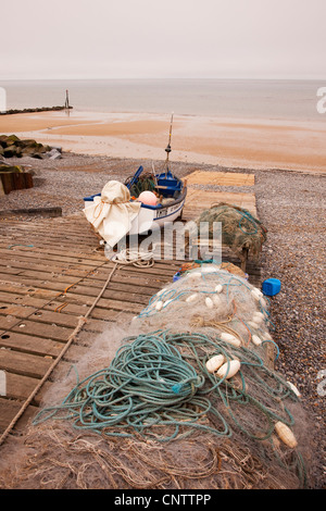 Barca da pesca sullo scalo a Sheringham, North Norfolk, Inghilterra. Foto Stock