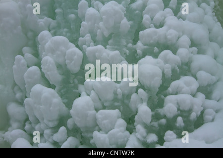 Ghiaccioli con la neve come sfondo Foto Stock