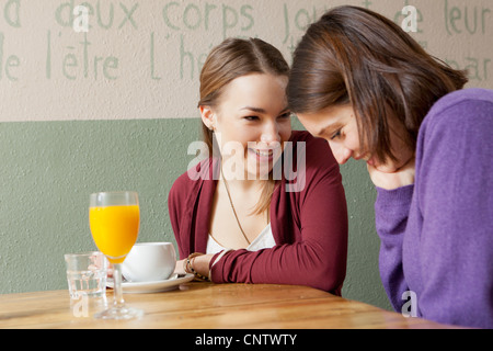 Donna sorridente parlando in cafe Foto Stock