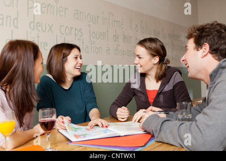 Gli studenti che studiano insieme in cafe Foto Stock