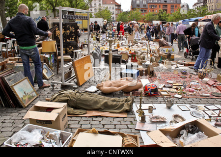 Bruxelles, Belgio - 22 Maggio - persone a scegliere le cose su un mercato delle pulci il 22 maggio 2011 a Bruxelles Foto Stock