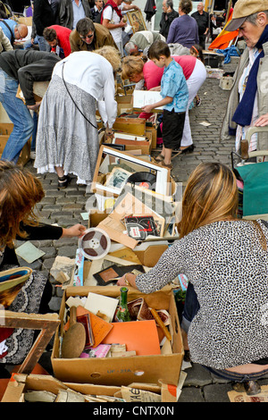 Bruxelles, Belgio - 22 Maggio - persone a scegliere le cose su un mercato delle pulci il 22 maggio 2011 a Bruxelles Foto Stock