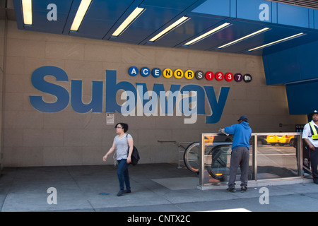 Times Square subway ingresso al quarantaduesimo San in NYC. Foto Stock