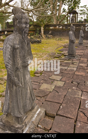 Chiudere verticale di tre cortigiano statue in una fila presso i resti della tomba dell'Imperatore Tu Duc vicino a tonalità. Foto Stock