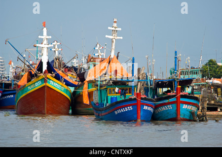 Vista orizzontale di una flotta di barche da pesca ormeggiate lungo il delta del Mekong, Vietnam Foto Stock