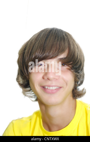 Sorridente giovane uomo con lunghi capelli ricci su sfondo bianco Foto Stock