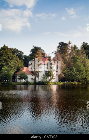 La chiesa sull'acqua in Zwierzyniec, a sud est della Polonia Foto Stock