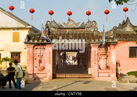 Orizzontale di vista ravvicinata del vecchio ponte Giapponese, Chùa Cầu, nel centro di Hoi An Old Town, il Vietnam in una giornata di sole. Foto Stock