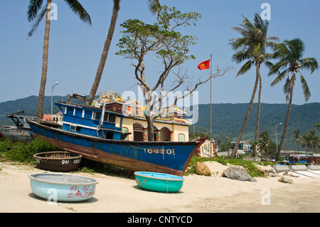 Vista orizzontale delle tradizionali barche da pesca fino sulla spiaggia di Da Nang nel Sud Costa Centrale del Vietnam in una giornata di sole. Foto Stock