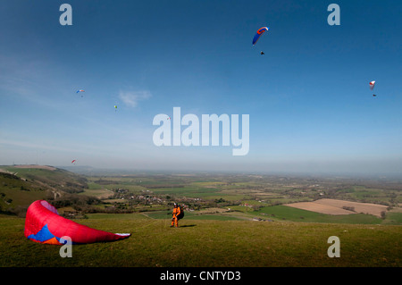 Parascender sorvolano il South Downs a Devil's Dyke Foto Stock