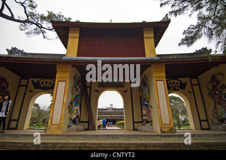 Vista orizzontale di Thien Mu Pagoda (Chùa Thiên Mụ) un tempio storico nel centro di tonalità. Foto Stock