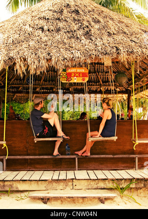 Happy hour presso un bar sulla spiaggia di Isla Mujeres su Playa Norte. Foto Stock