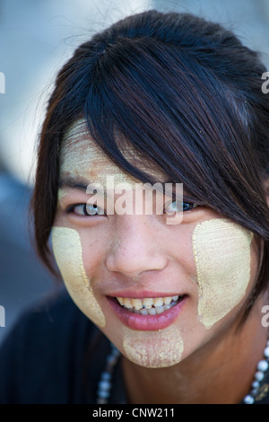 Teenage ragazza birmano a Mandalay, Myanmar Foto Stock