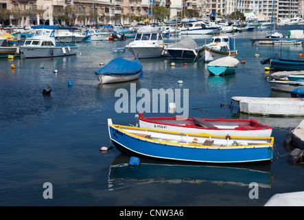 Un porto di Marina appena fuori La Valletta sull isola di Malta Foto Stock