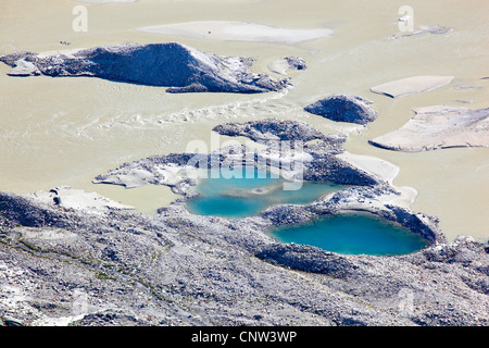 Acqua di fusione pozzanghere e fango e detriti nei sedimenti del Pasterze (con 9 km di lunghezza è il più grande ghiacciaio del paese), Austria, Parco Nazionale Hohe Tauern Foto Stock