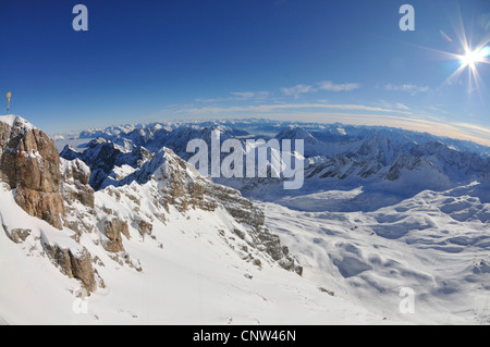 Vista panoramica dal Zugspitze in inverno in direzione sud, in Germania, in Baviera Foto Stock