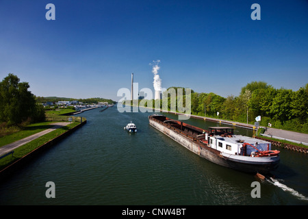 Portarinfuse su Datteln-Hamm-Kanal in background impianto alimentato a carbone a Bergkamen, in Germania, in Renania settentrionale-Vestfalia, la zona della Ruhr, Bergkamen Foto Stock