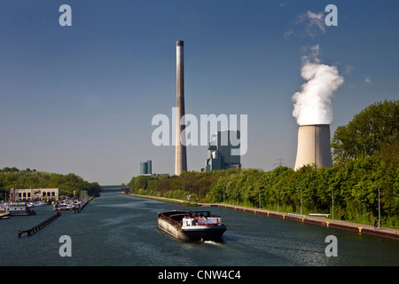 Portarinfuse su Datteln-Hamm-Kanal in background impianto alimentato a carbone a Bergkamen, in Germania, in Renania settentrionale-Vestfalia, la zona della Ruhr, Bergkamen Foto Stock