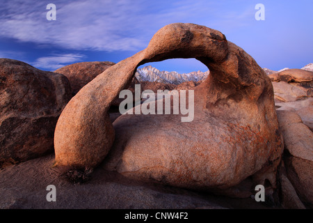 Mobius Arch, eroso granito, Stati Uniti, California Foto Stock