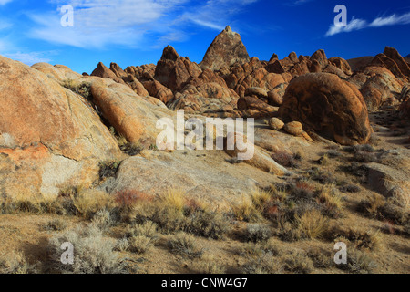 Rocce di granito, sullo sfondo la catena montuosa della Sierra Nevada con Lone Pine picco (12994 ft.) e Mt. Whitney (14497 ft), Stati Uniti, California Foto Stock