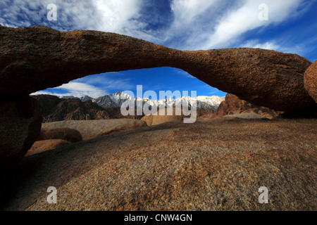 Arch telai Lone Pine picco, Alabama sulle colline vicino a Lone Pine, Arco da granito eroso, Stati Uniti, California Foto Stock