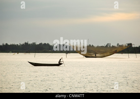 Vista orizzontale di svuotare le reti da pesca, lưới cá, in attesa di essere abbassata nel Delta del Mekong per tutta la notte. Foto Stock