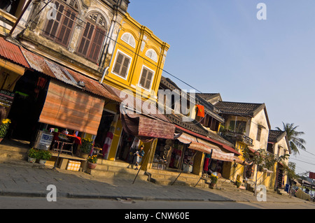 Paesaggio urbano orizzontale vista ramshackled vecchie case di Hoi An Old Town su una soleggiata sera. Foto Stock