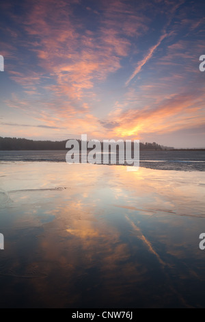 Inizio mattina di primavera a Vanemfjorden nel lago Vansjø in Østfold, Norvegia. Vansjø è una parte dell'acqua sistema chiamato Morsavassdraget. Foto Stock