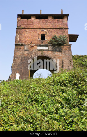 Verticale fino in prossimità della fortificazione francese rovine presso il confine tra il vecchio il nord ed il Sud del Vietnam sul Hai Van pass Foto Stock