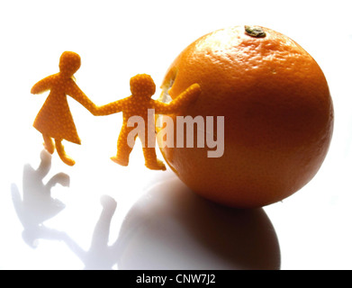 Due bambini tenendo la mano, tagliati da una buccia di arancia Foto Stock