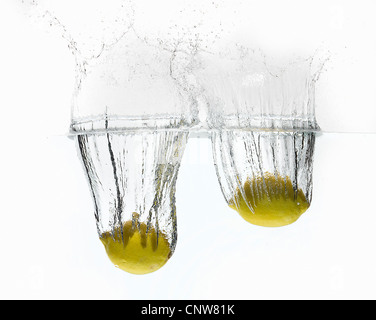 Limoni schizzi in acqua Foto Stock