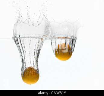 Limoni schizzi in acqua Foto Stock