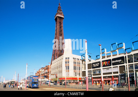 Inghilterra, Lancashire, Blackpool, Blackpool Tower e la passeggiata sul lungomare Foto Stock