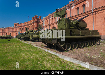 La Russia, San Pietroburgo, Kronverksky isola, museo di Artiglieria, esterna, serbatoi Foto Stock