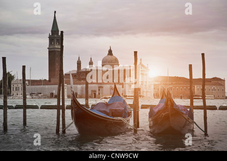 Gondole ancorate sul canal urbana Foto Stock