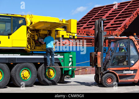 Manutenzione di gru mobili a banchina Montrose Regno Unito Foto Stock